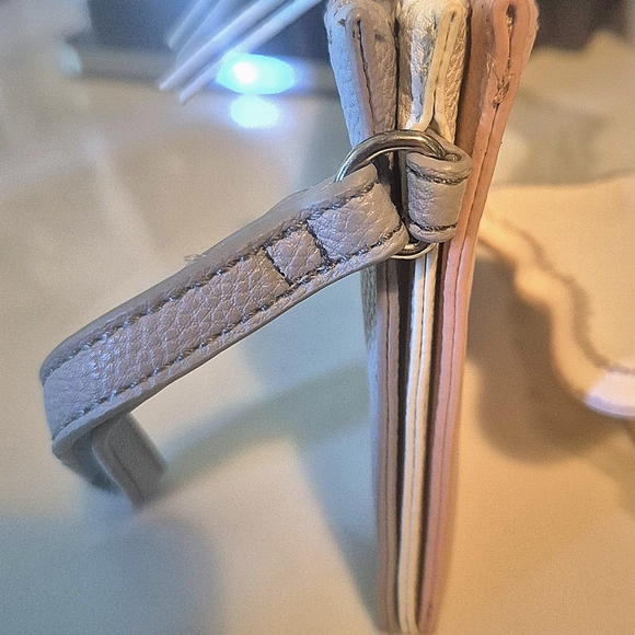 Nine West tri fold zippered wristlet. 3 seperate wallets in 1. Immaculate Inside - Picture 5 of 5